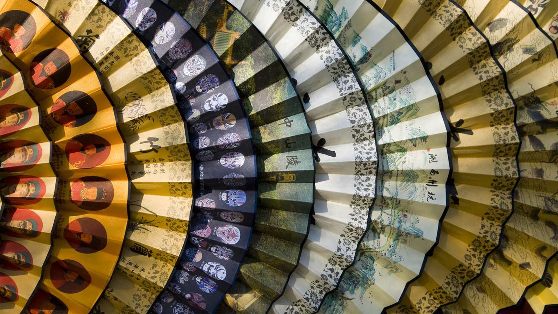 在纪念品商店出售的传统中国扇子