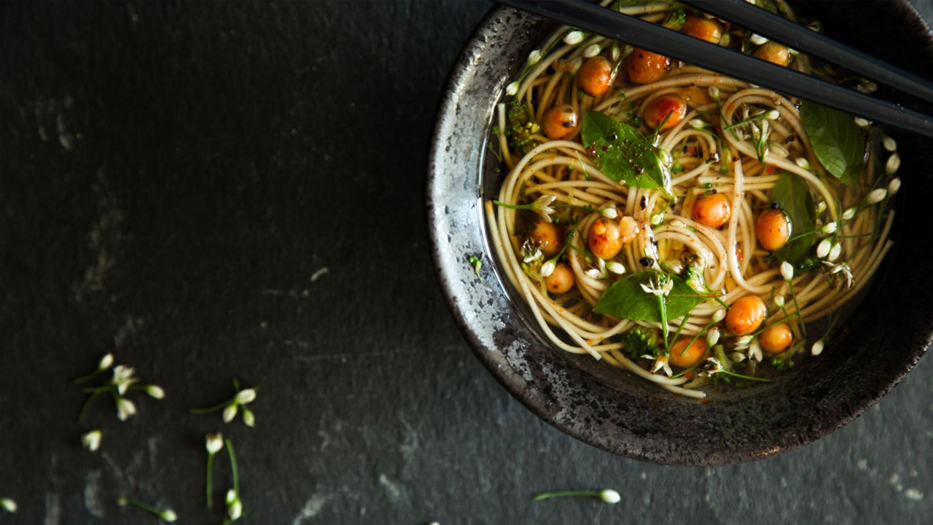 暗色桌面上的一碗面