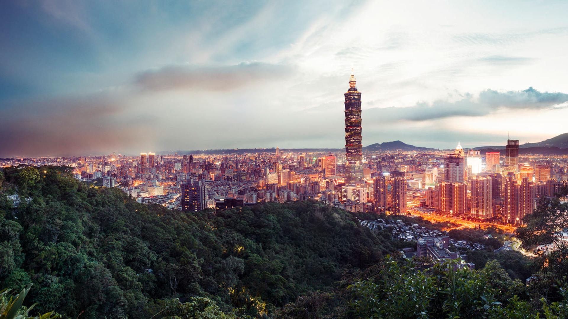 台湾台北，在象山上观看台北日落