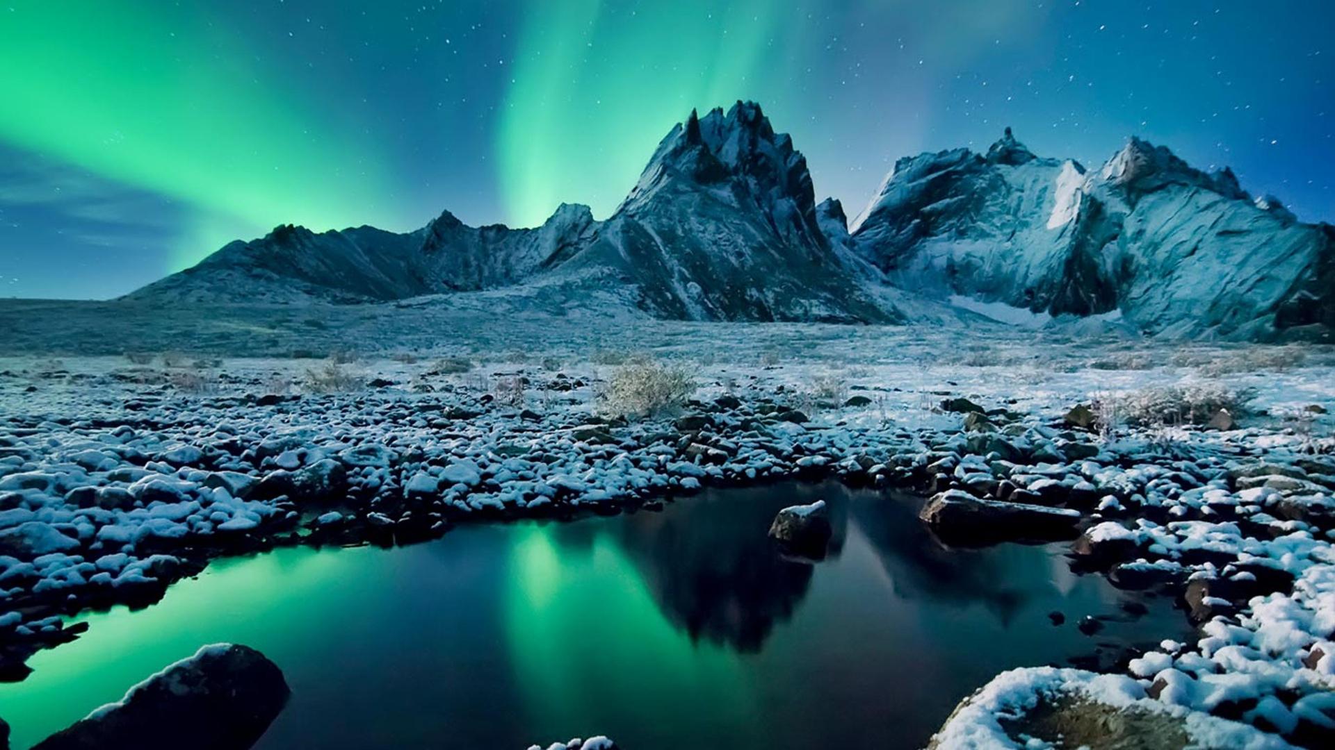 加拿大育空地区，墓碑山地公园上空的北极光
