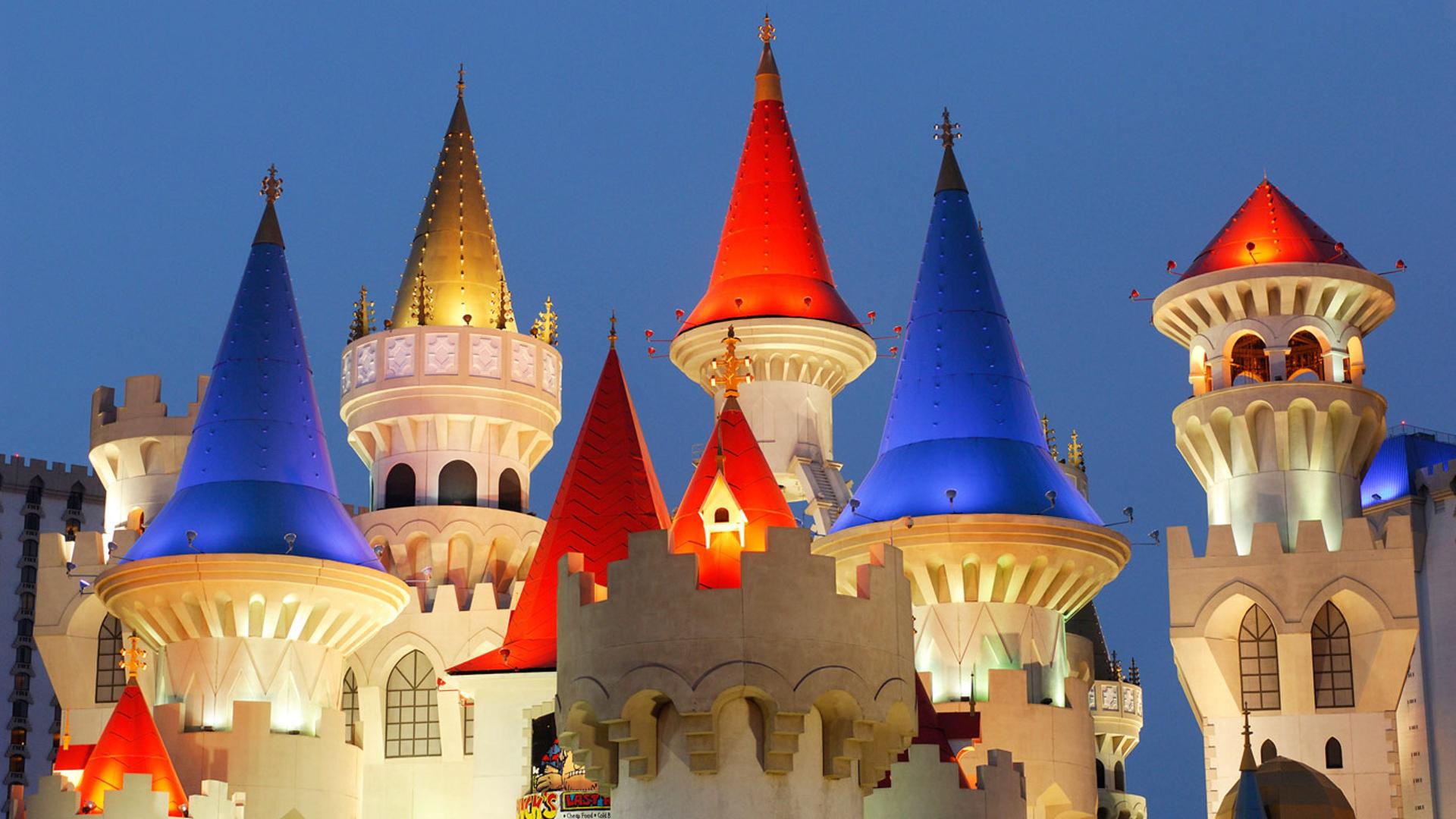 美国拉斯维加斯，神剑赌场酒店夜间的灯光照明