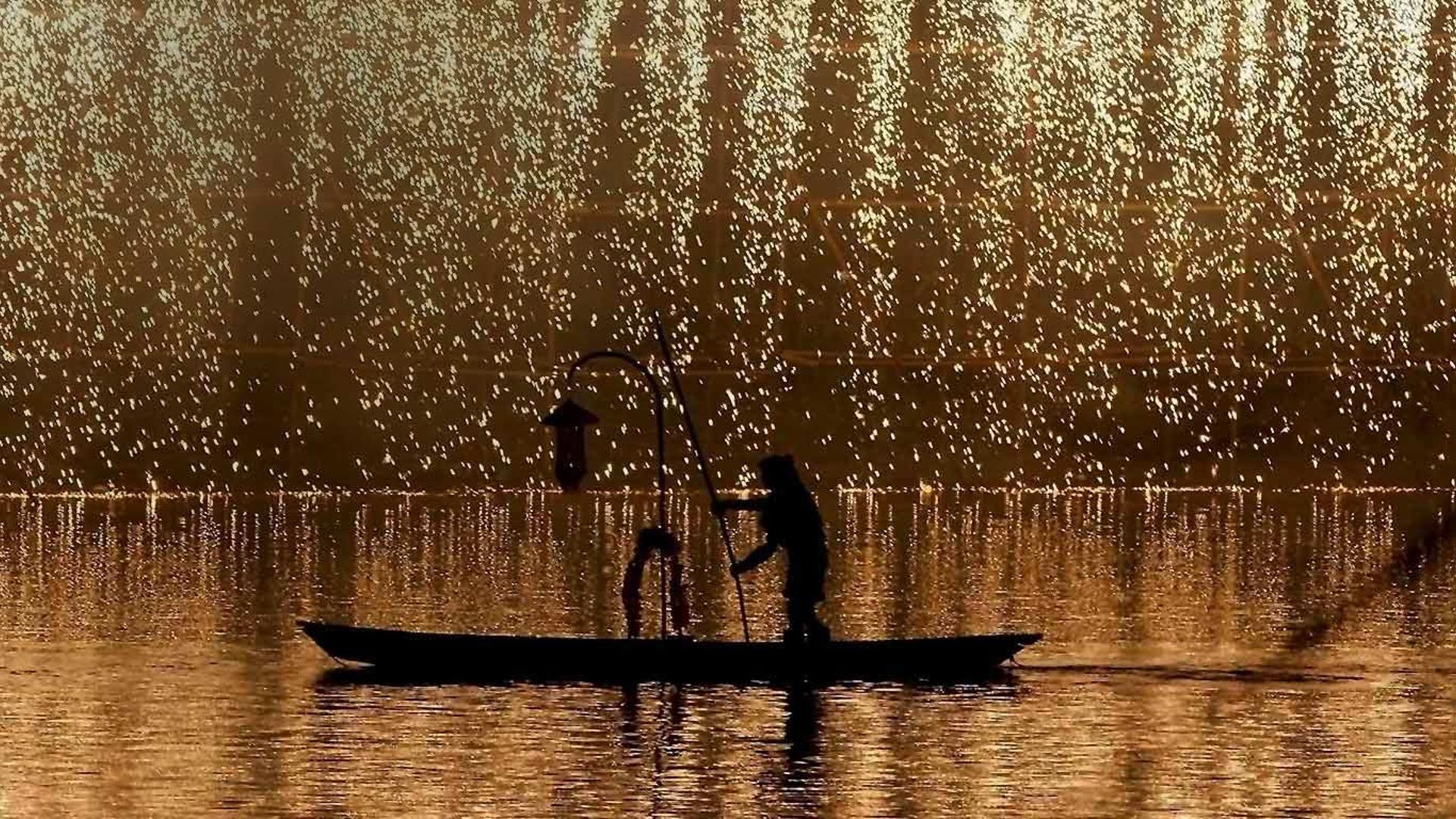 [国庆快乐] 中国，四川，成都，礼花在黄龙溪古镇上空绽放。