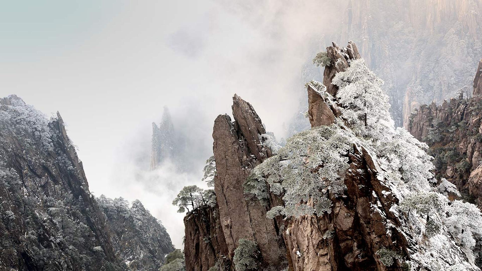 [今日小寒]中国，安徽，晨雾中的黄山