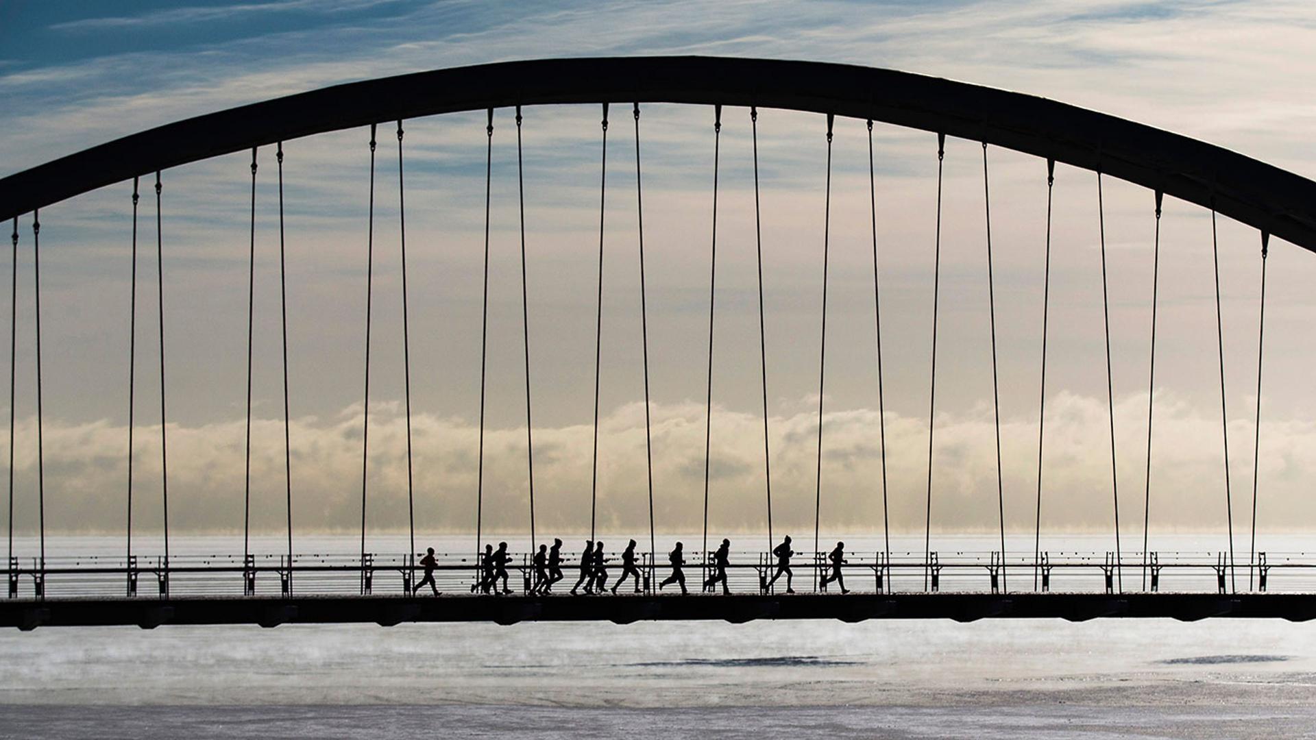 多伦多，亨伯湾拱桥上的一群慢跑爱好者