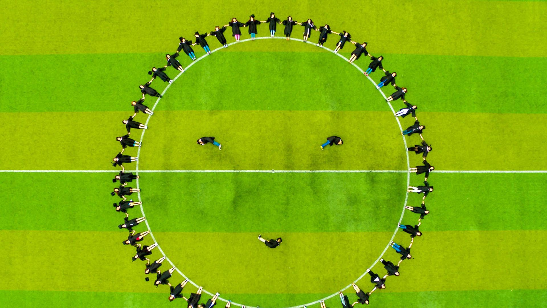 【青年节】中国吉林省，毕业生用遥控无人机拍摄的毕业照