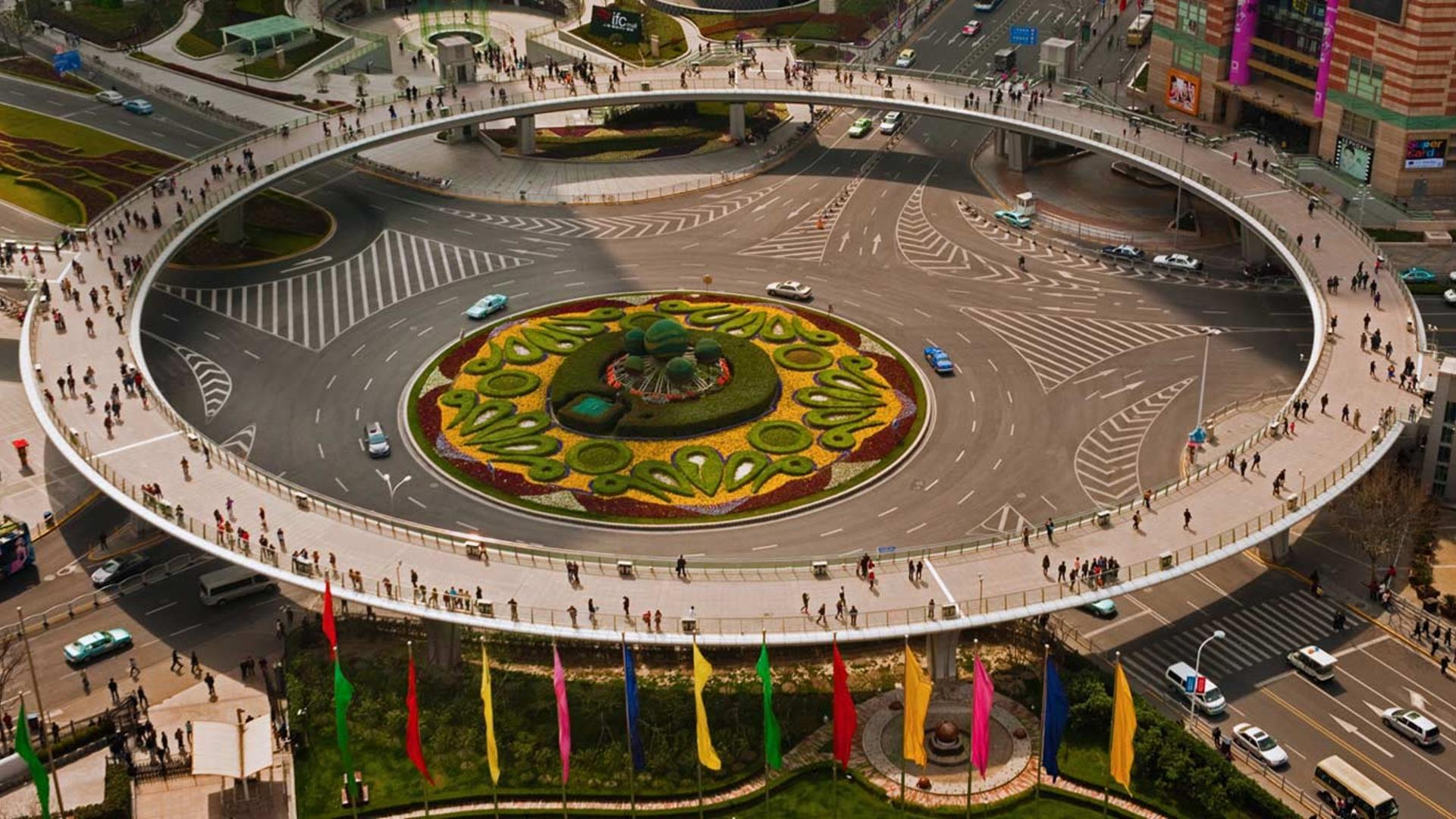 上海市陆家嘴区一个过街天桥