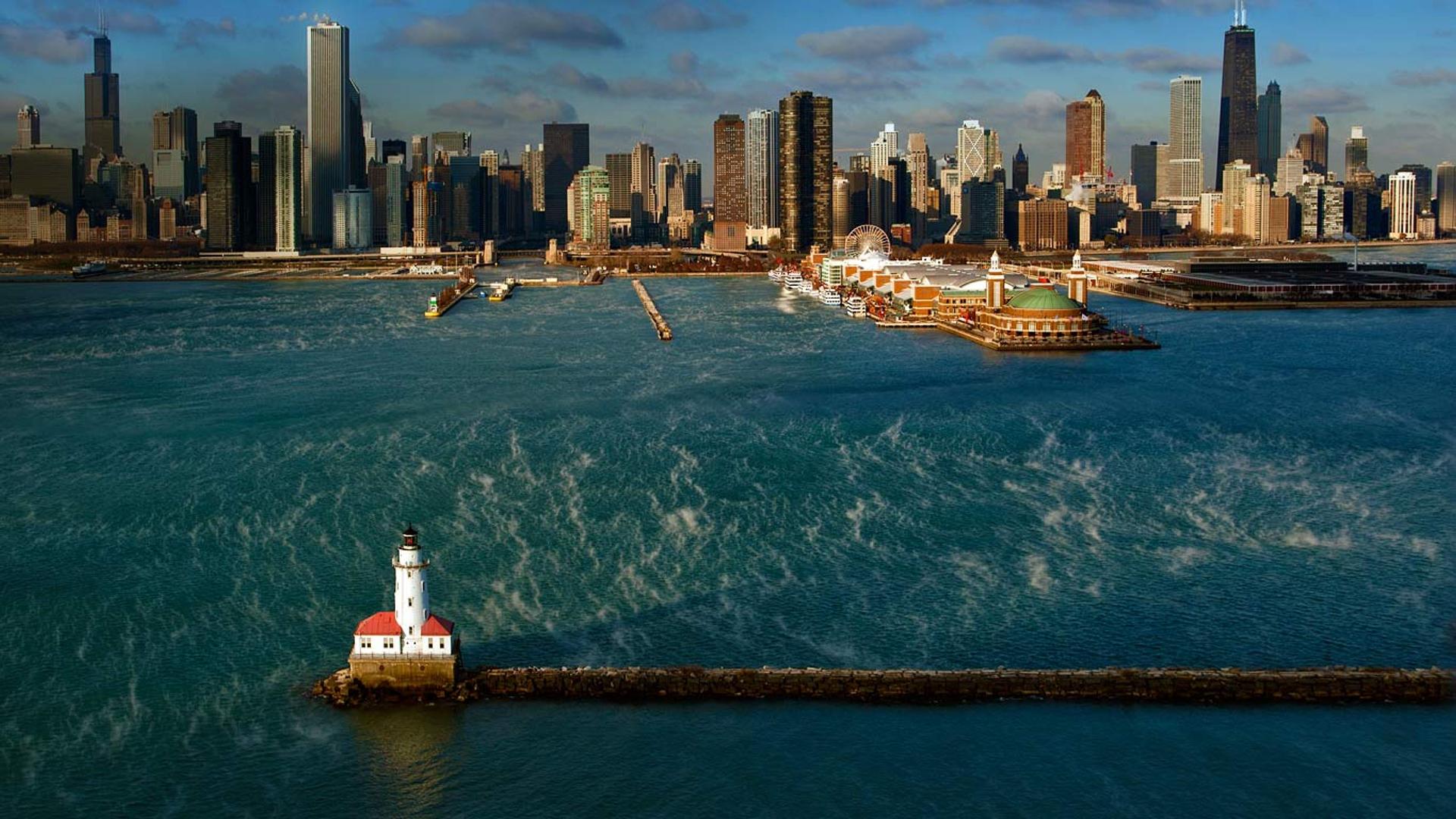 在密歇根湖上的芝加哥港灯塔