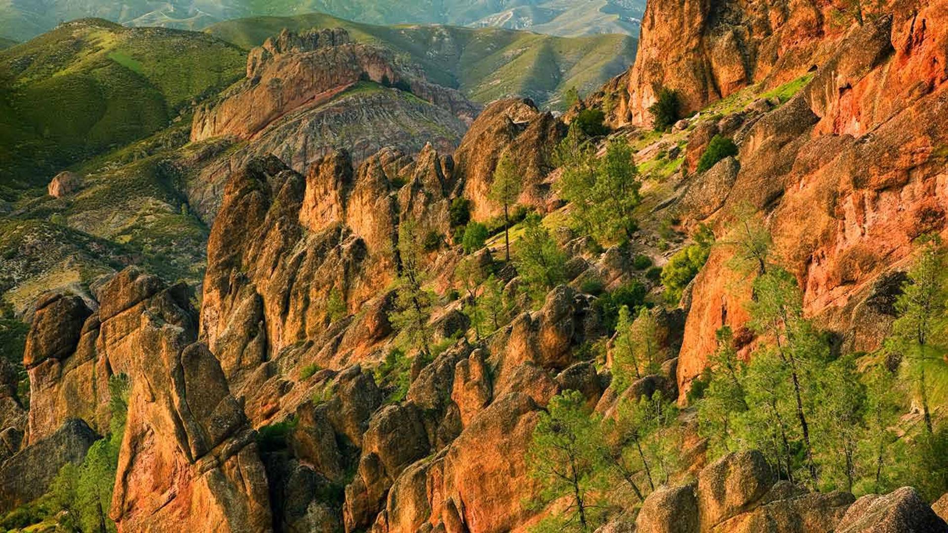 尖塔国家公园里的火山斜坡，美国加利福尼亚州