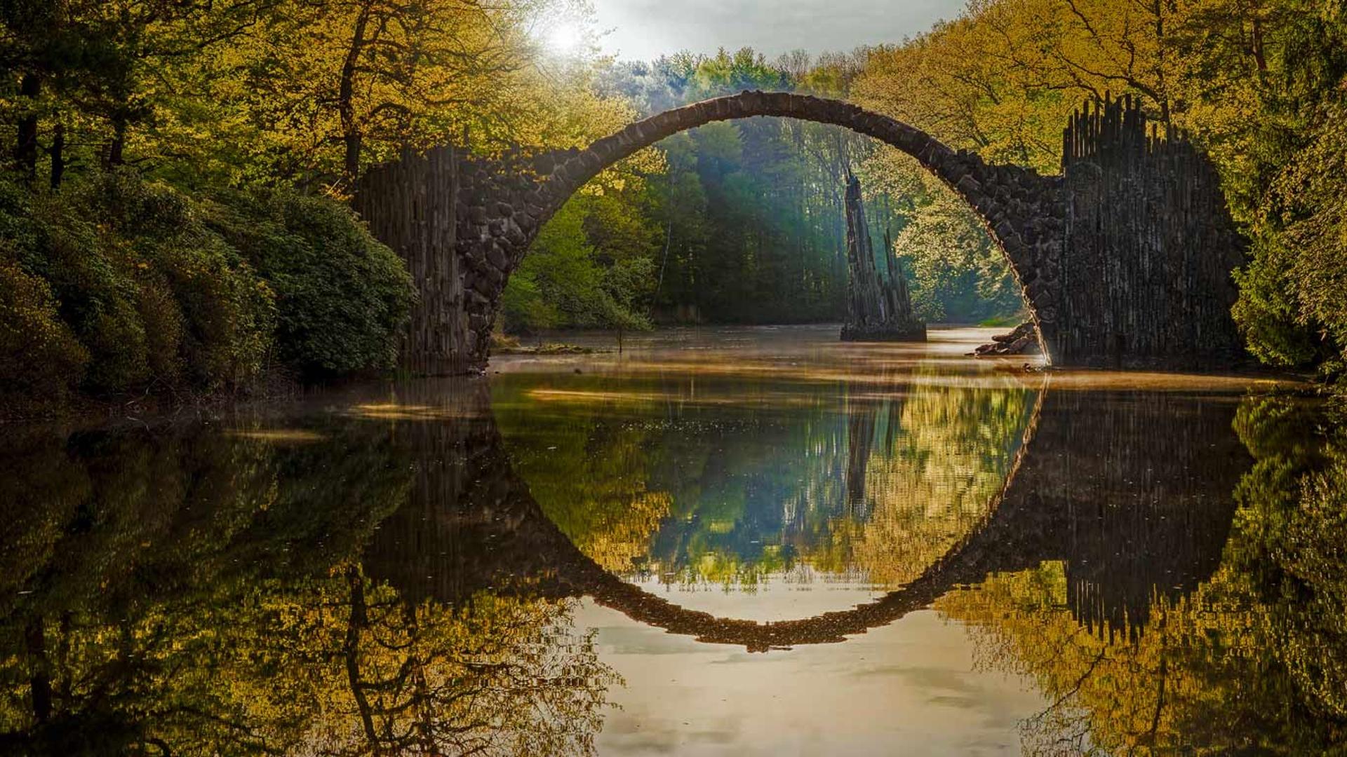 Kromlau小镇上杜鹃园里的魔鬼桥，德国萨克森州