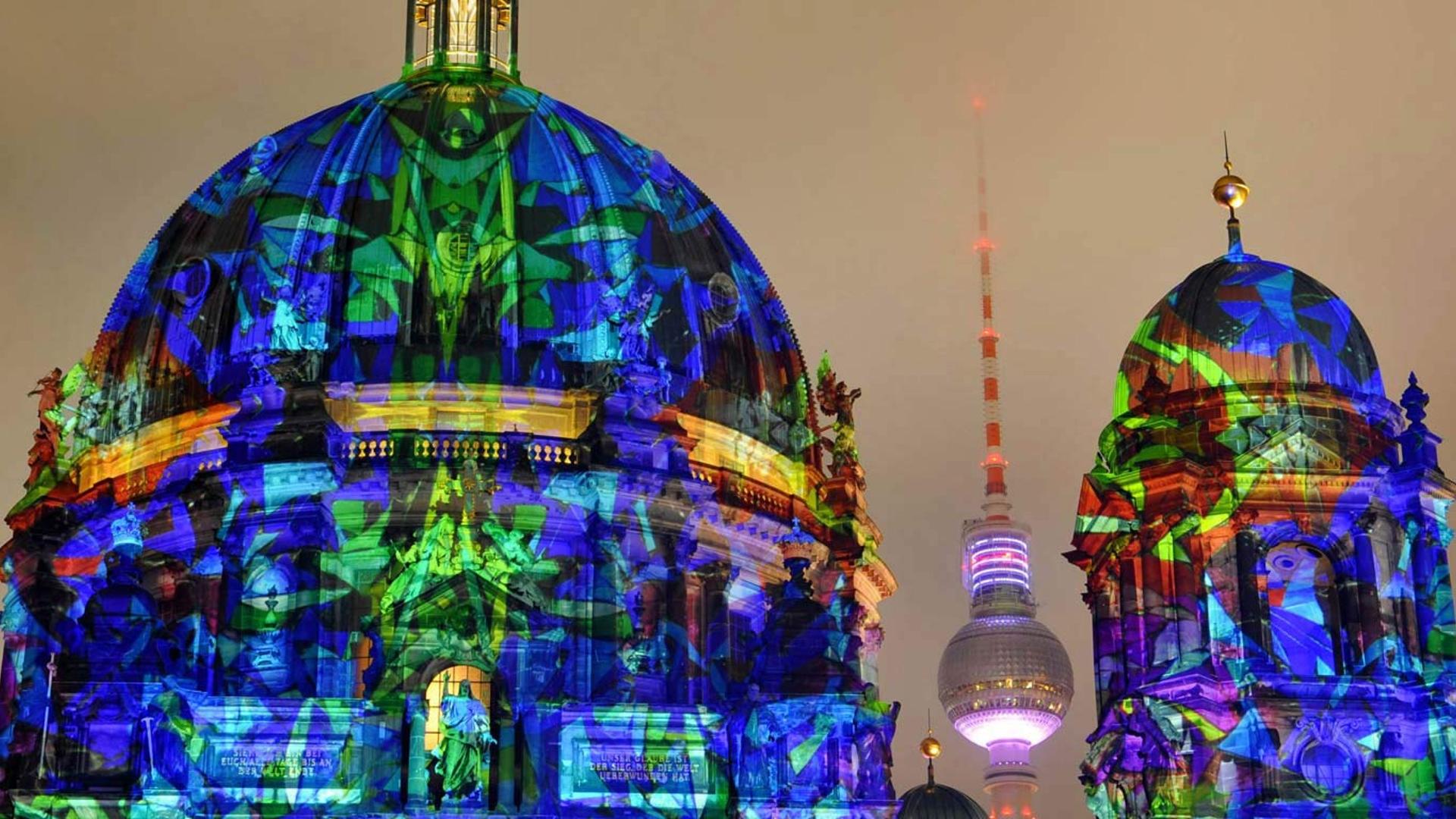 在德国灯光节期间，柏林大教堂灯火通明