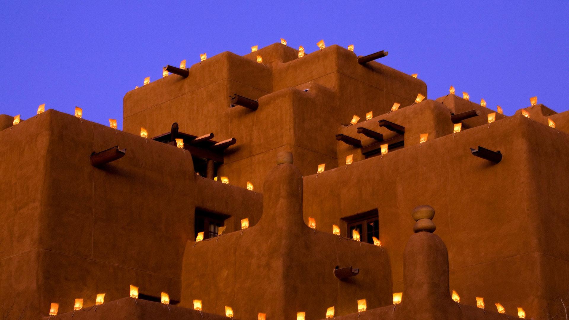 被纸袋灯照亮的酒店，洛雷托，圣达菲，新墨西哥州，美国