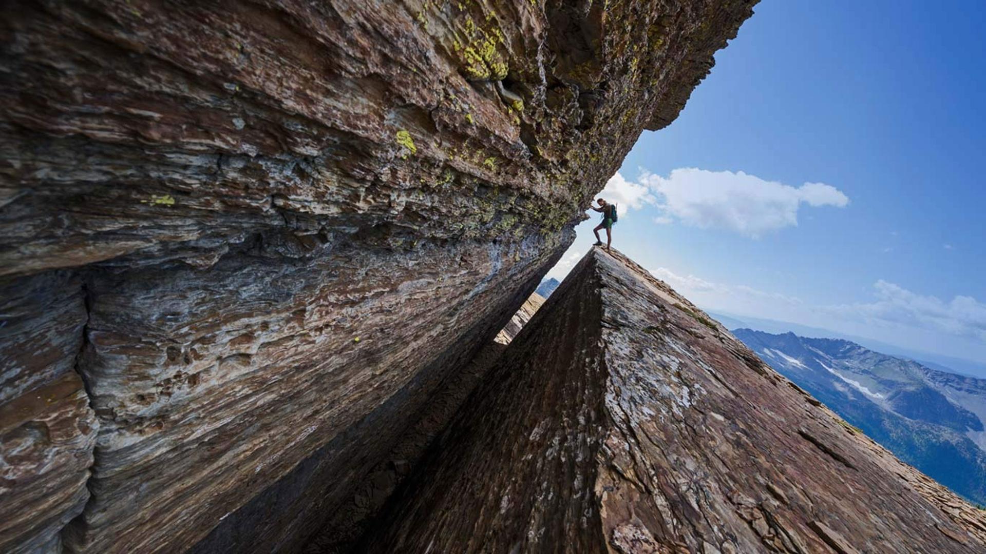 一位登山爱好者正在征服Cabinet山峰，蒙大拿州