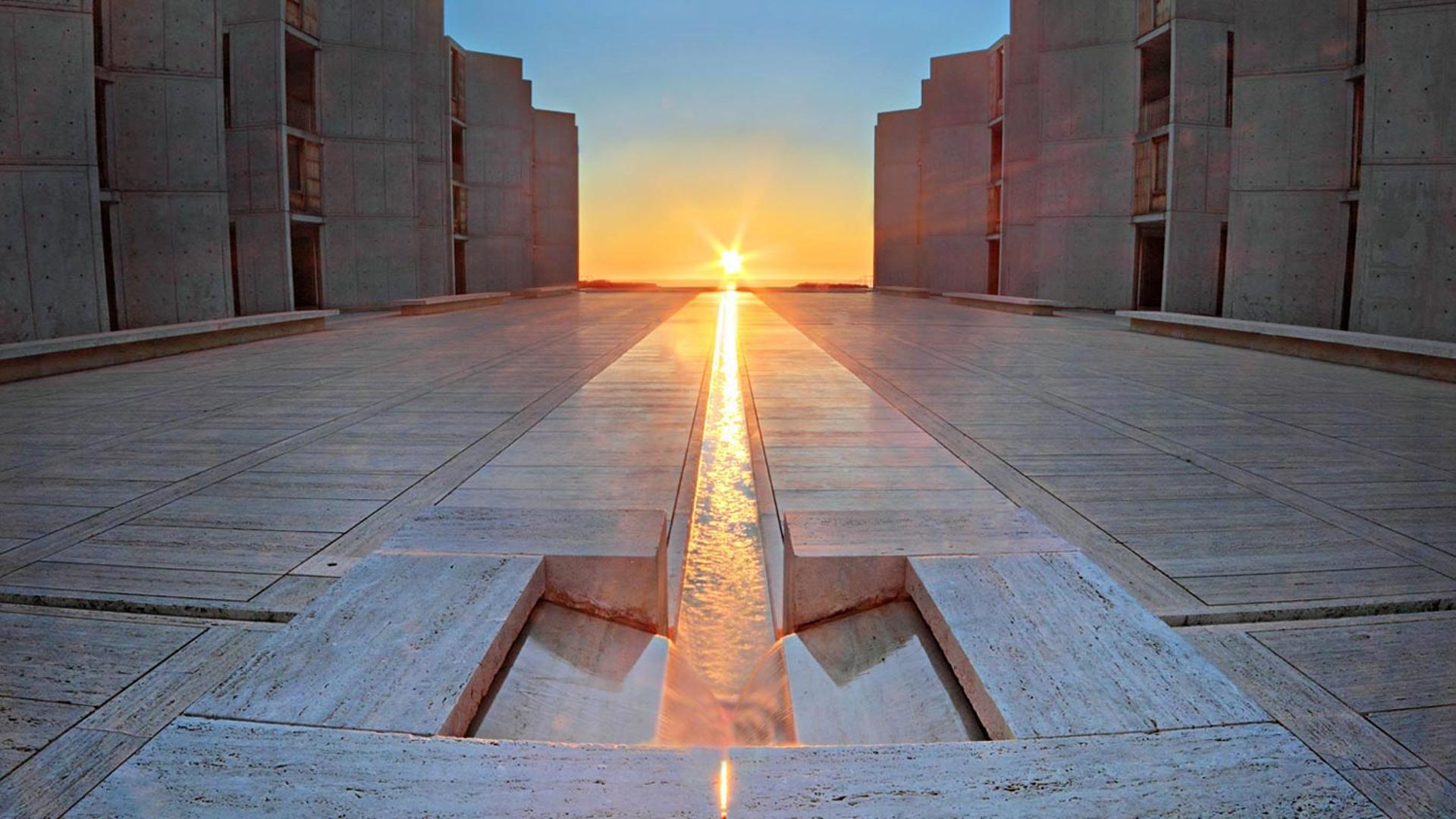 沐浴在春光中的索尔克生物研究所，圣地亚哥，美国加利福尼亚州