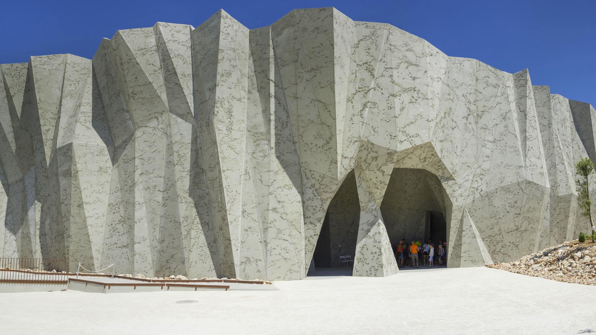 瓦隆蓬达尔克的蓬达尔克洞穴，法国