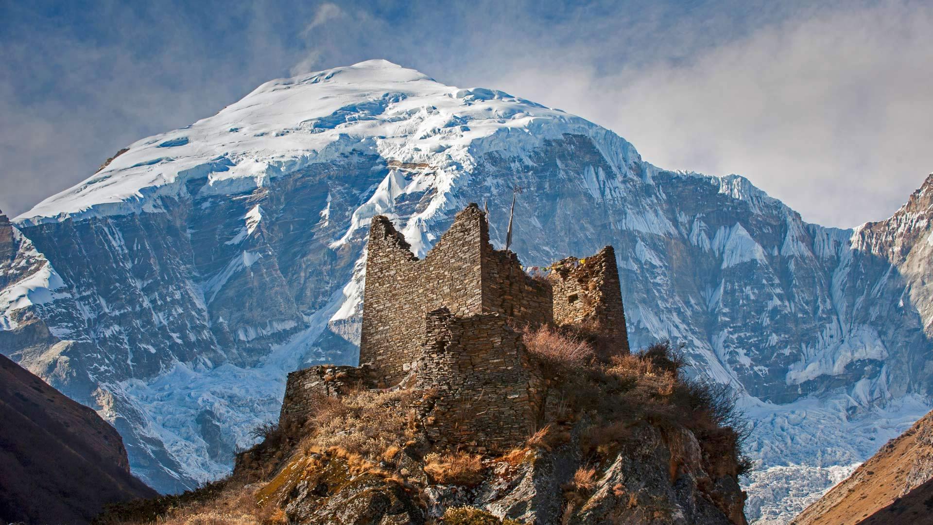 卓木拉日峰上的古老宗堡，不丹