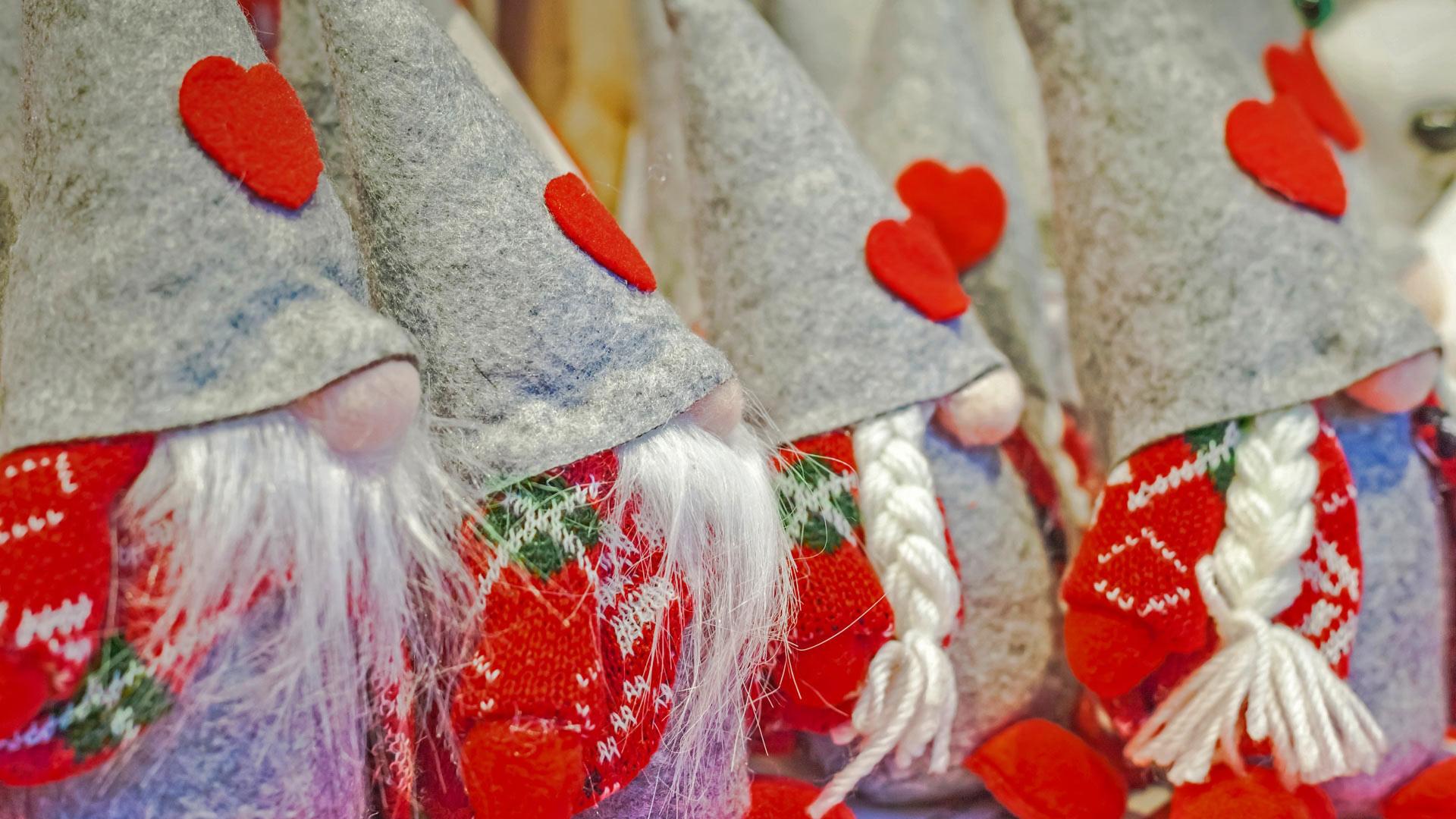 圣诞市场上出售的地精，意大利佩尔吉内瓦尔苏加纳