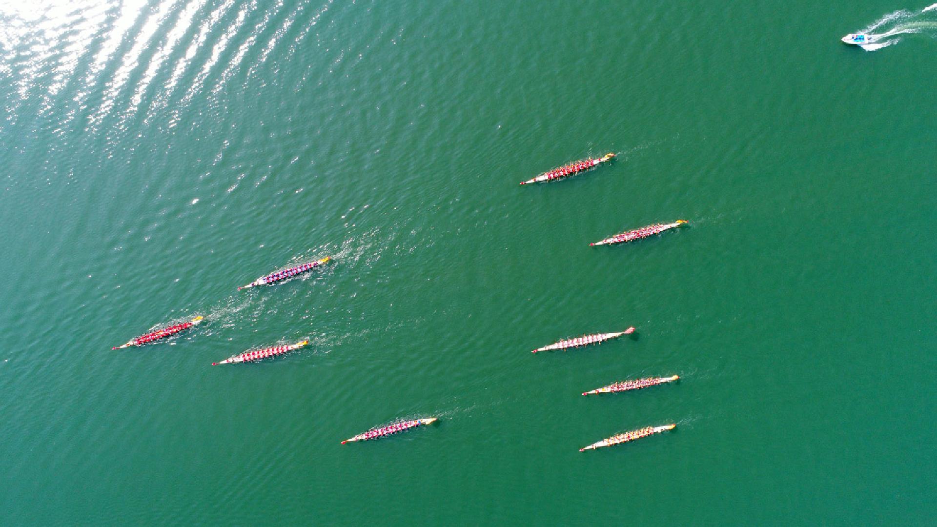 【今日端午节】参加襄阳龙舟大赛的12只龙舟，中国湖北省襄阳市