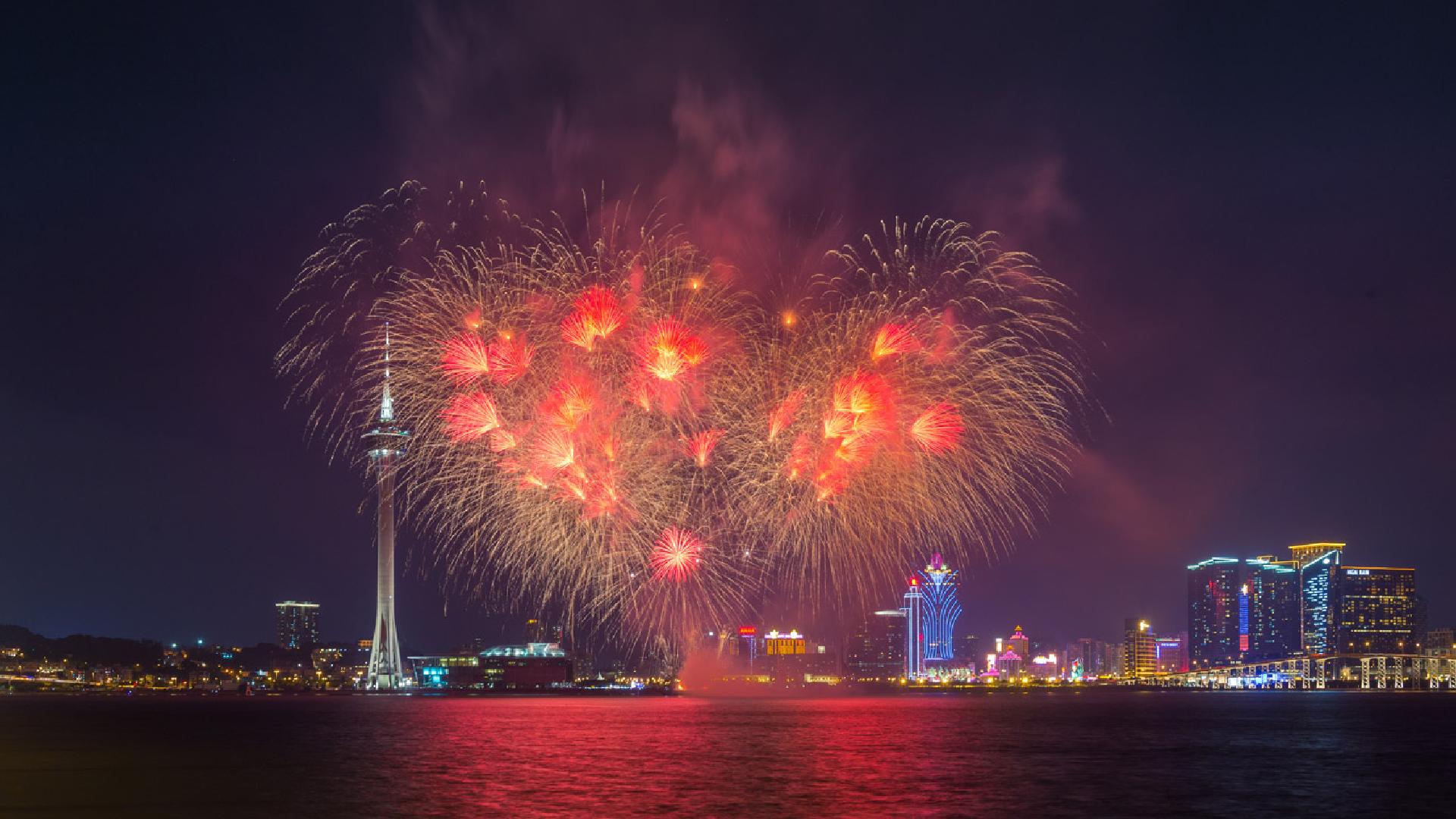 【今日七夕】红色的心形烟火，中国澳门