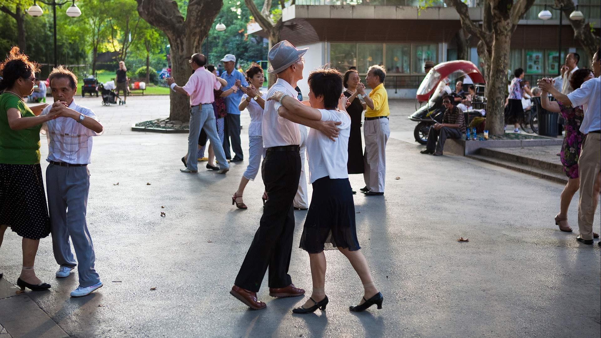【今日重阳节】复兴公园里跳探戈的人们，中国上海