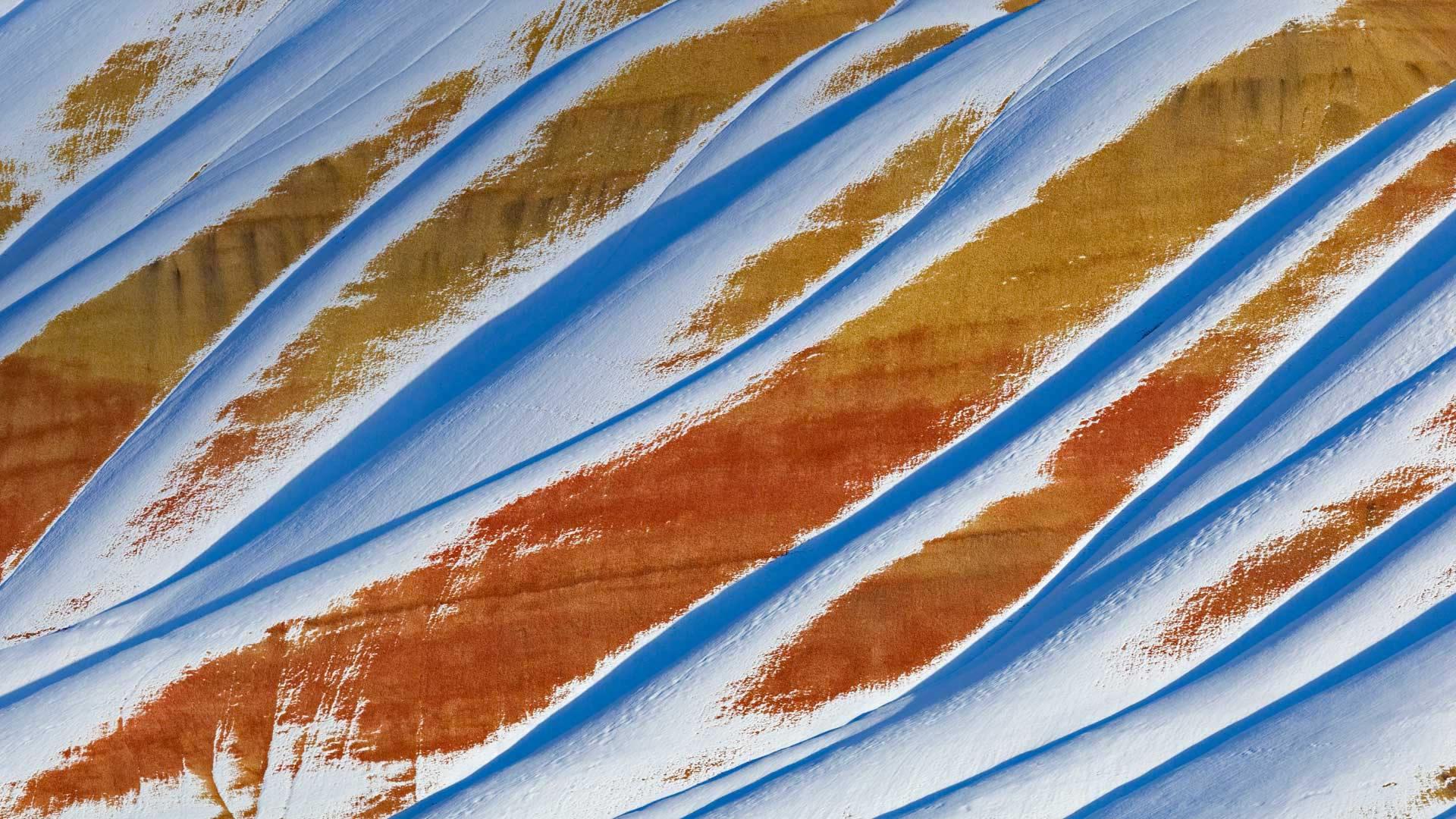 被雪覆盖的彩绘山丘，美国俄勒冈州