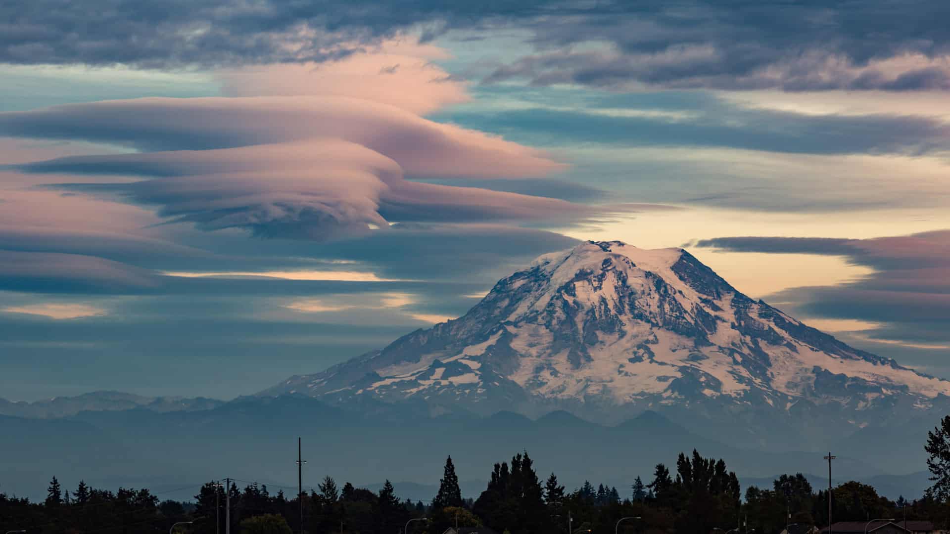 雷尼尔山透镜状云的延时视频，华盛顿