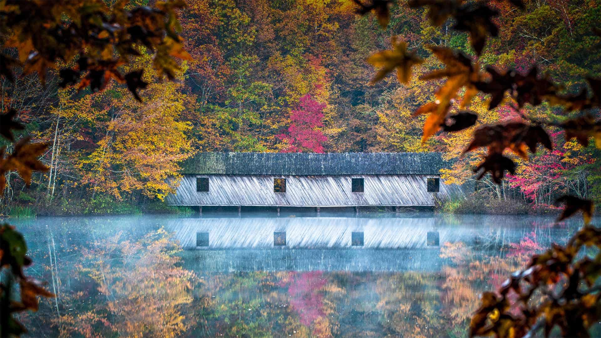 亨茨维尔附近绿色山公园中的Cambron Covered Bridge，阿拉巴马州