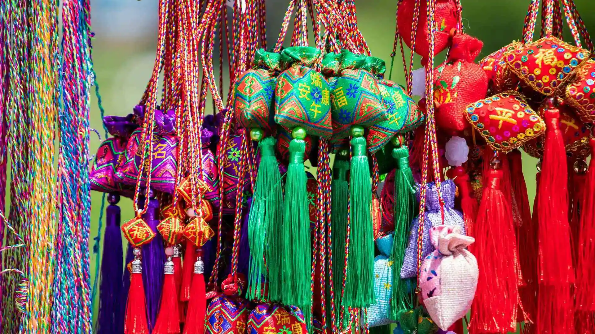 用彩色丝线串成的香囊，端午节前夕的庙会上，吉林省吉林市，中国