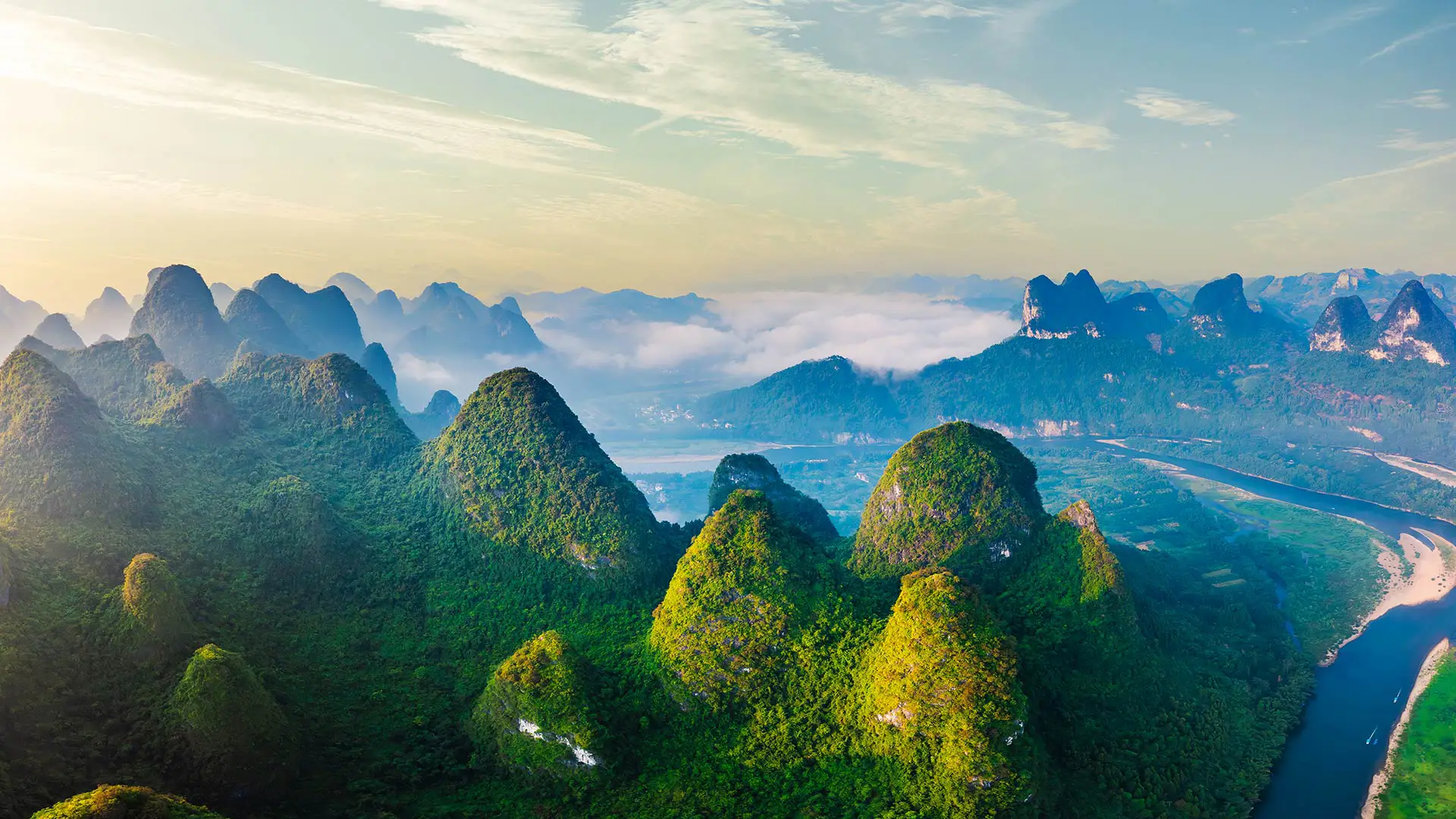 日出时分，美丽的喀斯特山脉鸟瞰图，中国桂林