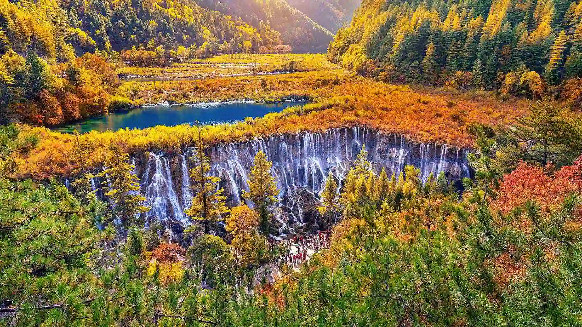 秋季九寨沟国家公园里的诺日朗瀑布, 四川省, 中国