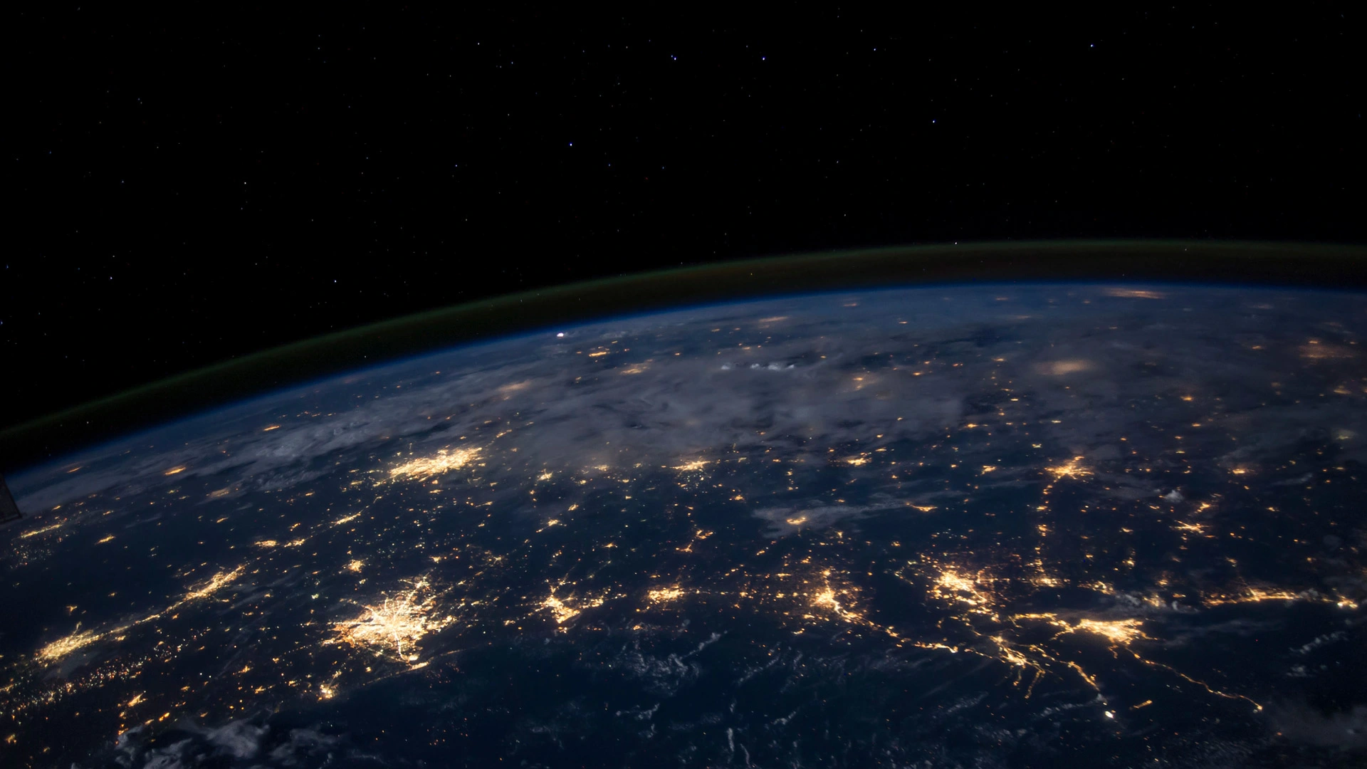 从地球上空225英里处俯瞰墨西哥湾沿岸各州的夜间景象